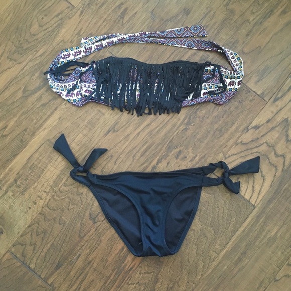 2 Bikini Tops + Bottom 👙 - Picture 2 of 2